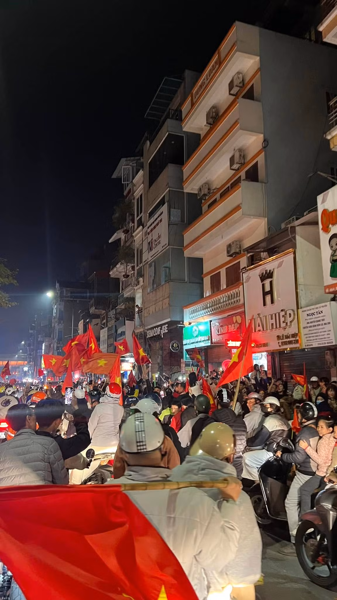 Áo đỏ sao vàng phủ kín khắp các con phố, tạo nên một bức tranh tuyệt đẹp về tình yêu bóng đá của người Việt.