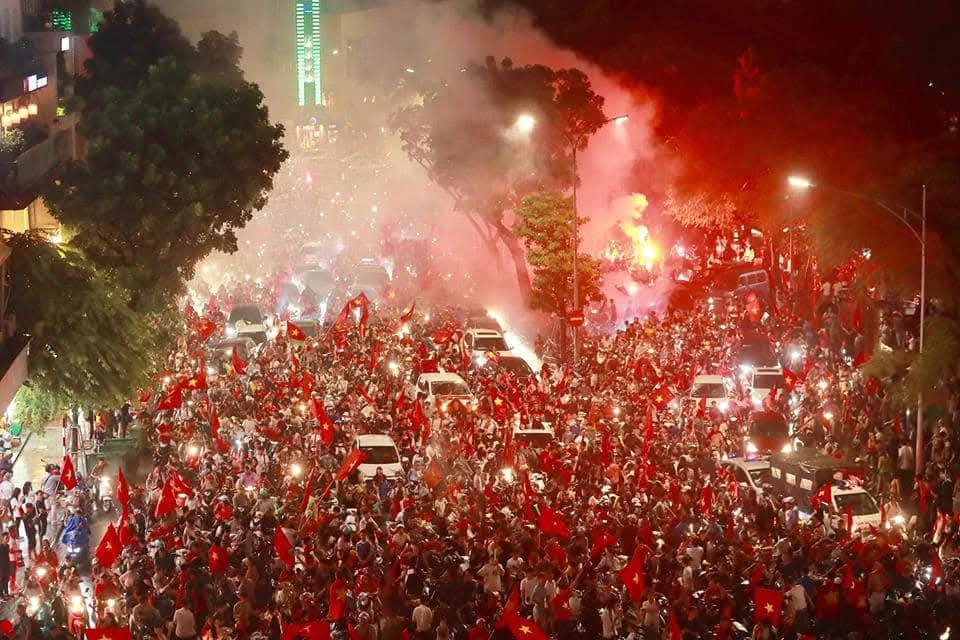 Các con phố lớn nhỏ rực rỡ ánh đèn, tiếng hò reo vang vọng khắp nơi.