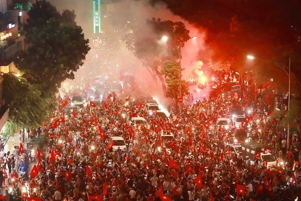 Các con phố lớn nhỏ rực rỡ ánh đèn, tiếng hò reo vang vọng khắp nơi.