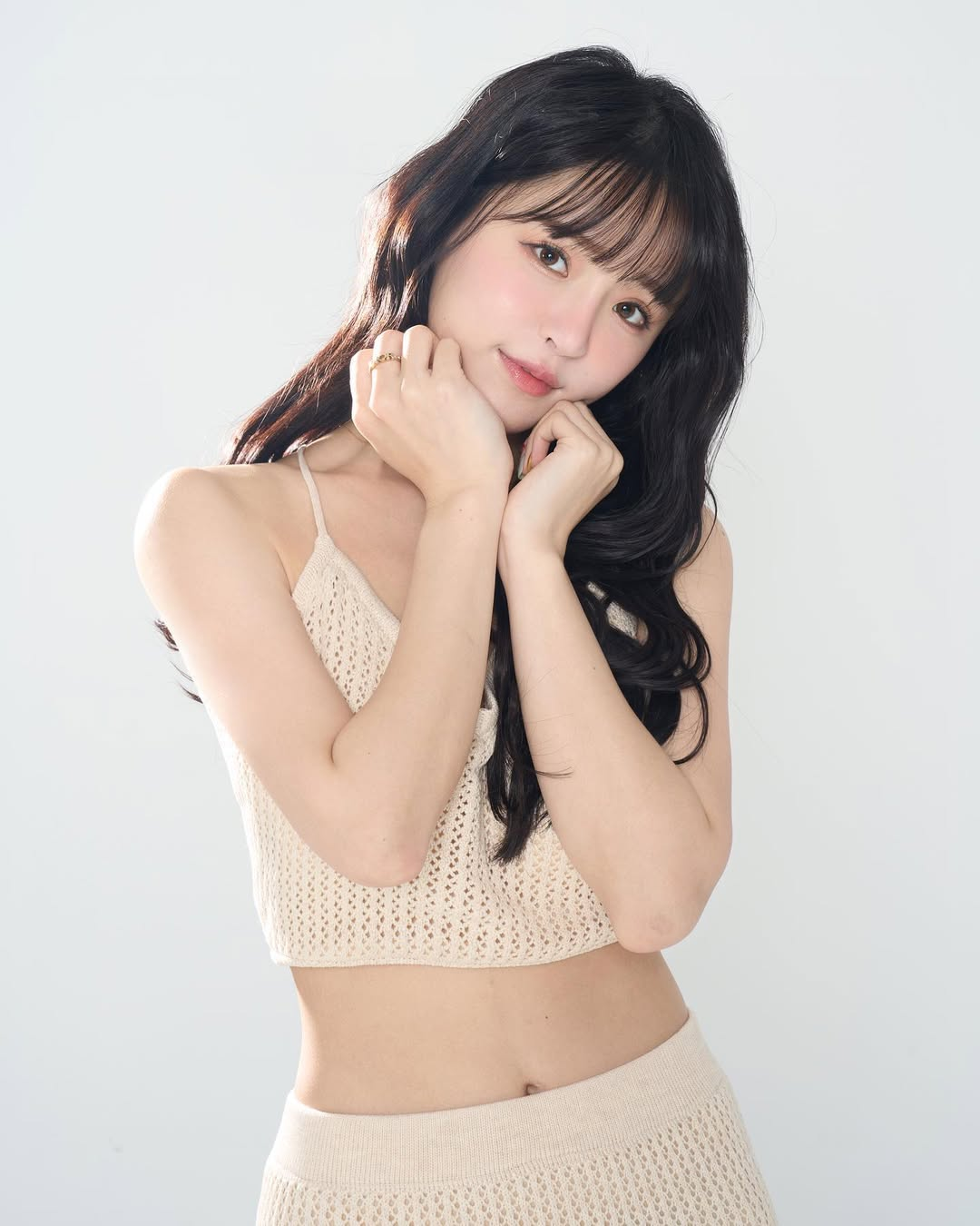 Trong nhiều bức ảnh, cô nàng lựa chọn cho mình những thiết kế có phần cắt xẻ sâu, khoe trọn đường cong cơ thể.