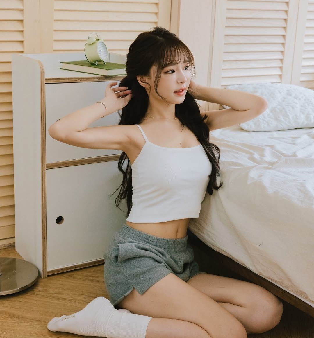 Mặc dù chỉ thấy bóng lưng trần, thế nhưng thân hình mảnh mai đã thu hút ánh nhìn của netizen.