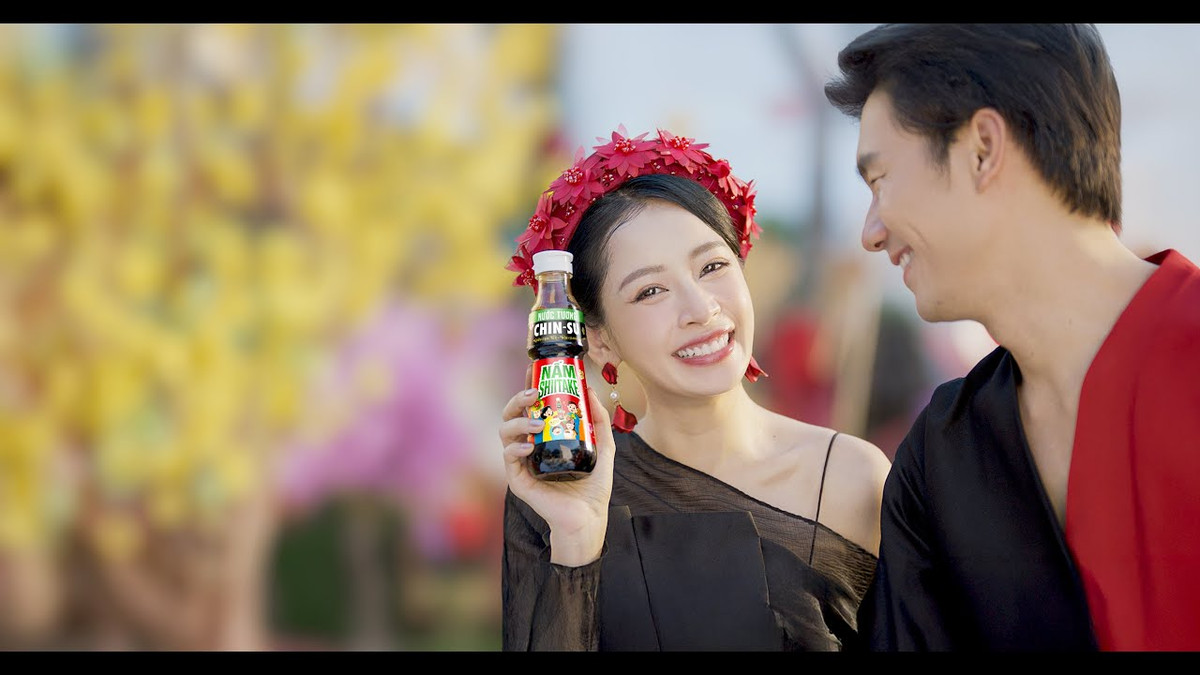 Trong khi hình ảnh phụ nữ từ xưa đã luôn gắn liền với hình ảnh lo toan bếp núc ngày Tết, thì năm nay, CHIN-SU đã tạo nên một bước ngoặt thú vị khi khắc họa hình ảnh người đàn ông đảm nhận vai trò đầu bếp chính trong dịp lễ đặc biệt này. Sự xuất hiện của Chi Pu đã thu hút những khách hàng trẻ tuổi.