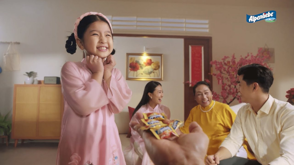Quảng cáo Tết 2025 của Alpenliebe đã vẽ nên một bức tranh gia đình ấm cúng, nơi những chiếc kẹo ngọt ngào trở thành cầu nối yêu thương, giúp ba thế hệ xích lại gần nhau hơn. Qua đó, quảng cáo đã khéo léo tôn vinh giá trị của sự đoàn viên và tình thân trong mỗi gia đình Việt.