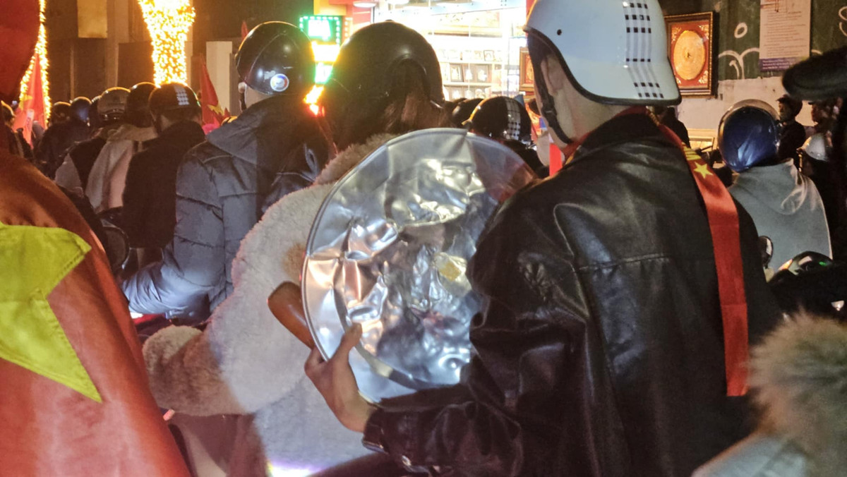 Nhìn chiếc mâm là biết được không khí ăn mừng "cháy" đến cỡ nào.