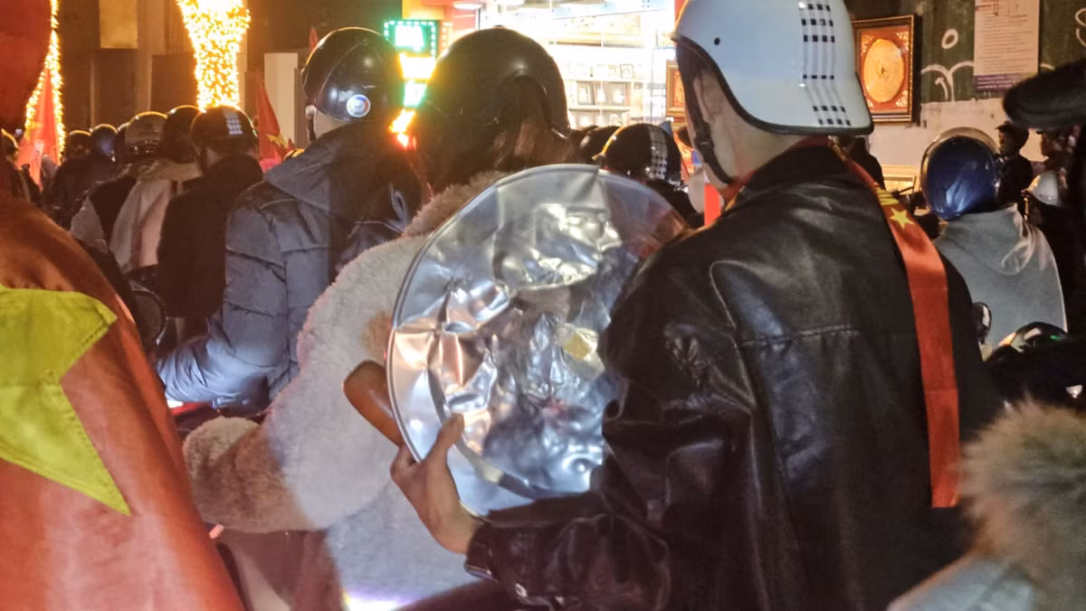 Nhìn chiếc mâm là biết được không khí ăn mừng "cháy" đến cỡ nào.