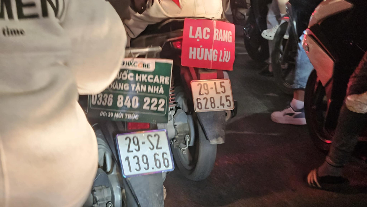 Thậm chí cả những chiếc biển quảng cáo cũng được tận dụng để đem "đi bão".