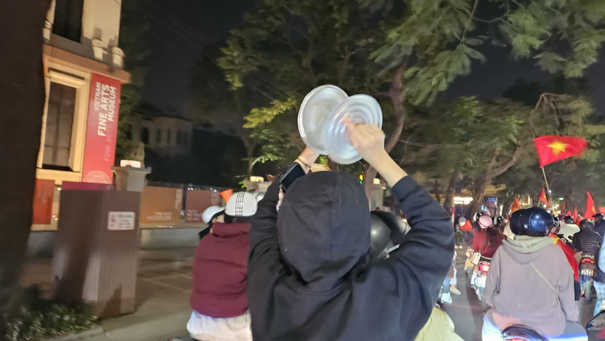 Với tinh thần "có gì dùng nấy", nhiều người đã đem những vật dụng quen thuộc như nồi niêu, nắp vung, mâm để đi ăn mừng.