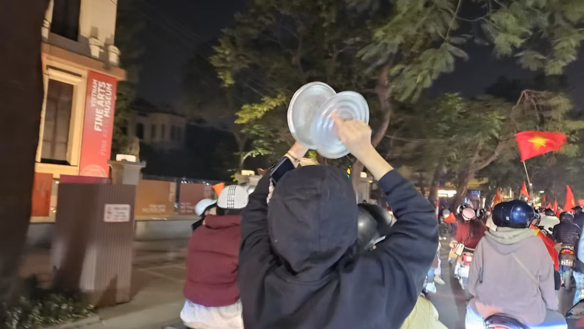 Với tinh thần "có gì dùng nấy", nhiều người đã đem những vật dụng quen thuộc như nồi niêu, nắp vung, mâm để đi ăn mừng.