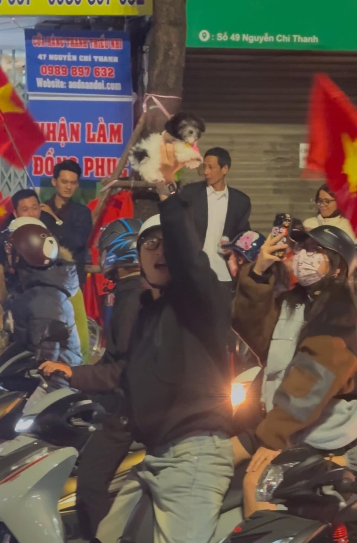 Chiến thắng này không chỉ là niềm tự hào của các cầu thủ mà còn là niềm tự hào của cả dân tộc. Nó đã chứng minh sức mạnh của tinh thần đoàn kết, của tình yêu bóng đá.