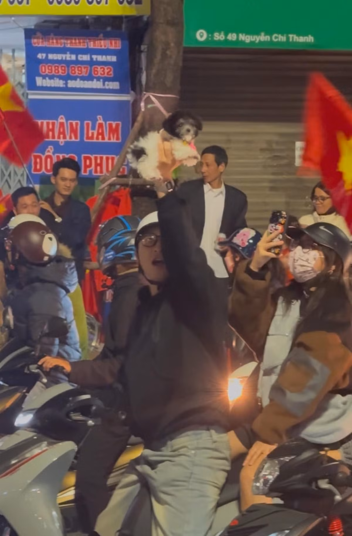 Chiến thắng này không chỉ là niềm tự hào của các cầu thủ mà còn là niềm tự hào của cả dân tộc. Nó đã chứng minh sức mạnh của tinh thần đoàn kết, của tình yêu bóng đá.