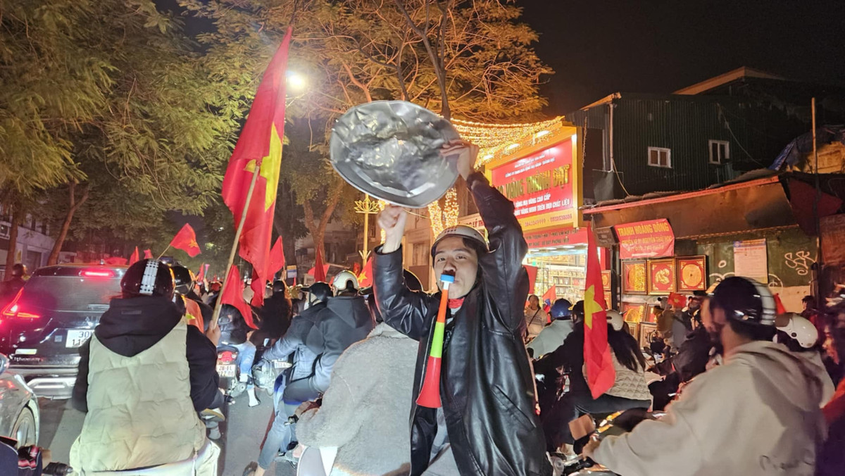 Các tuyến phố lớn nhỏ trên cả nước như được nhuộm một màu đỏ rực rỡ của cờ Tổ quốc.