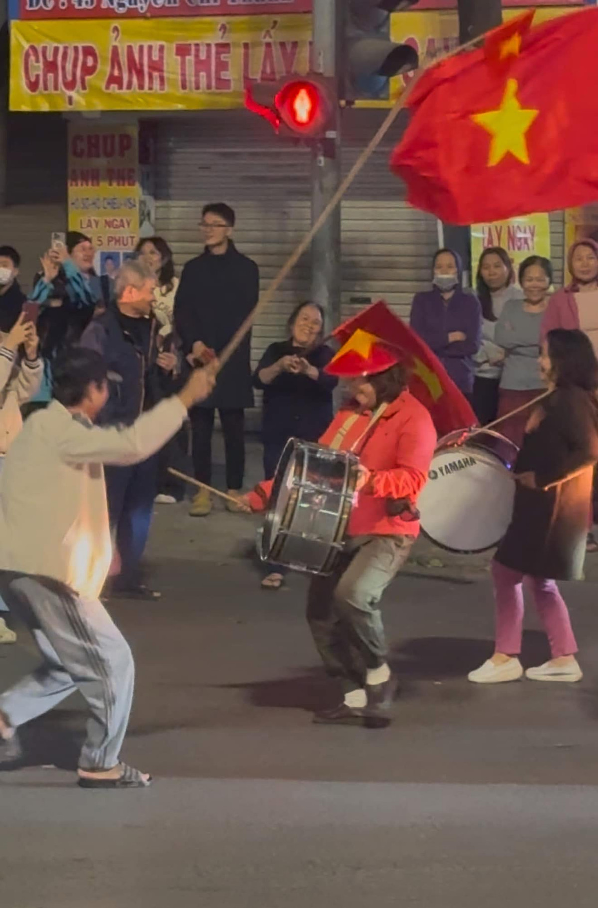 Đã rất lâu rồi người hâm mộ Việt Nam mới được cảm nhận không khí ăn mừng này.