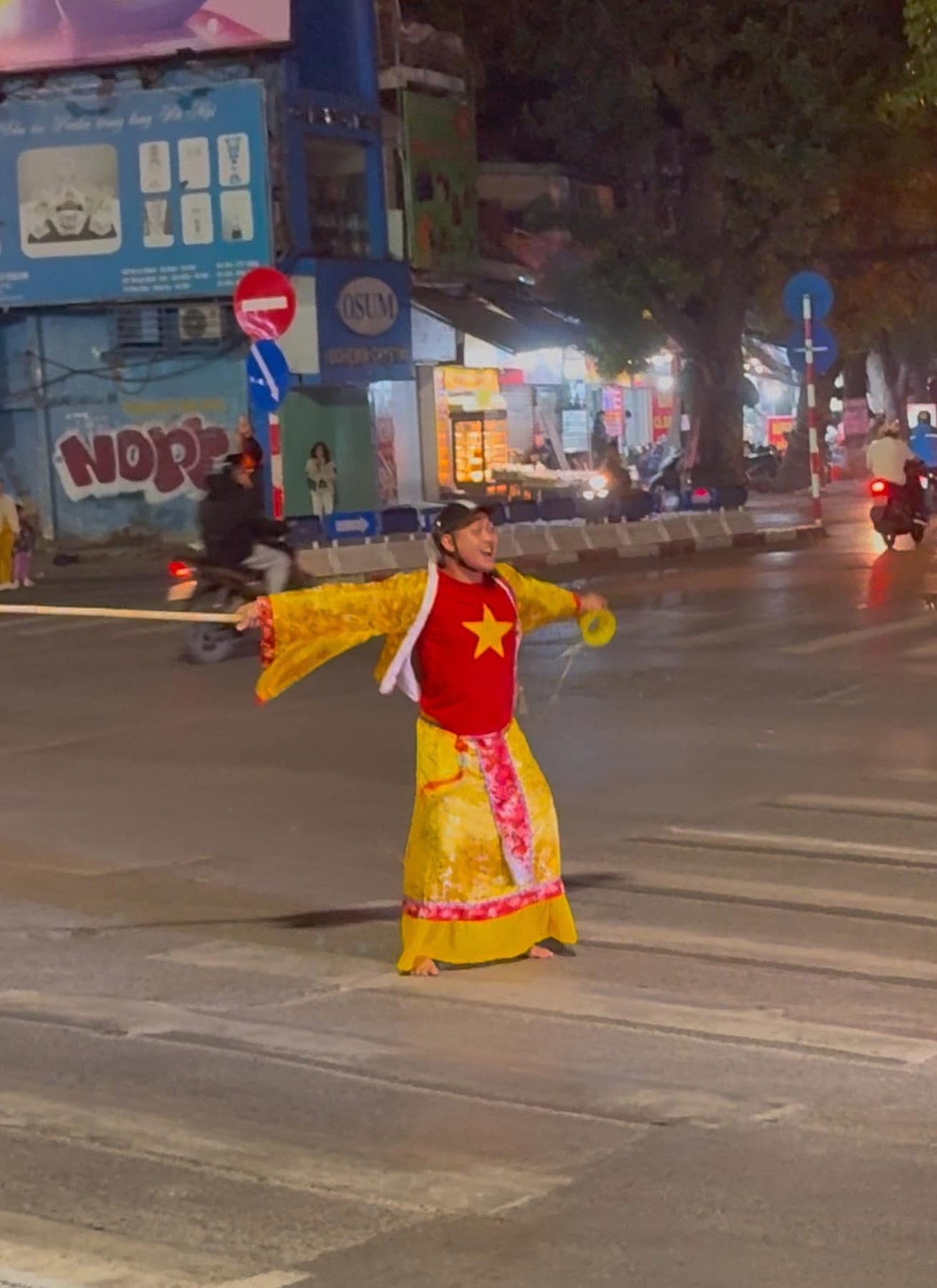 Những người hâm mộ đã thể hiện tình yêu với đội tuyển bằng những cách rất riêng: hát vang những bài ca cổ vũ, giương cao cờ Tổ quốc, cùng nhau tạo nên những biển người cuồng nhiệt.