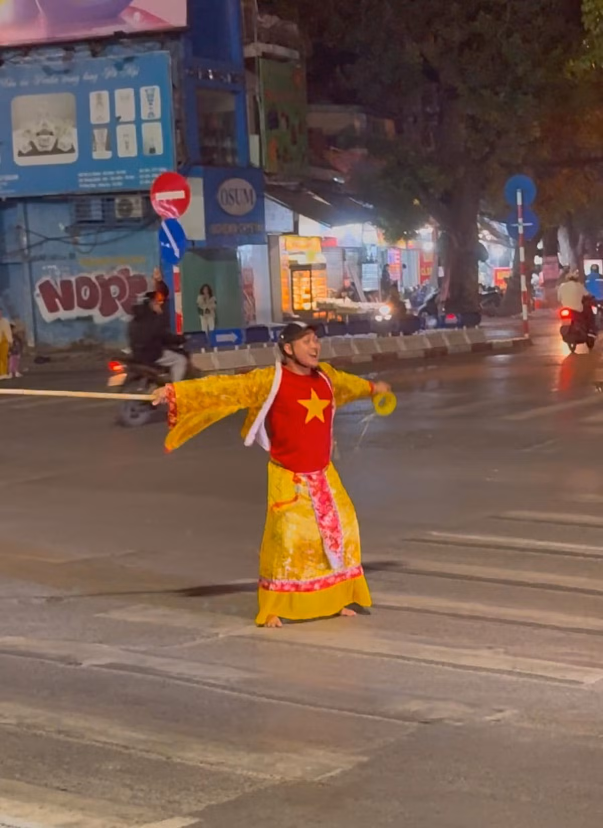 Những người hâm mộ đã thể hiện tình yêu với đội tuyển bằng những cách rất riêng: hát vang những bài ca cổ vũ, giương cao cờ Tổ quốc, cùng nhau tạo nên những biển người cuồng nhiệt.