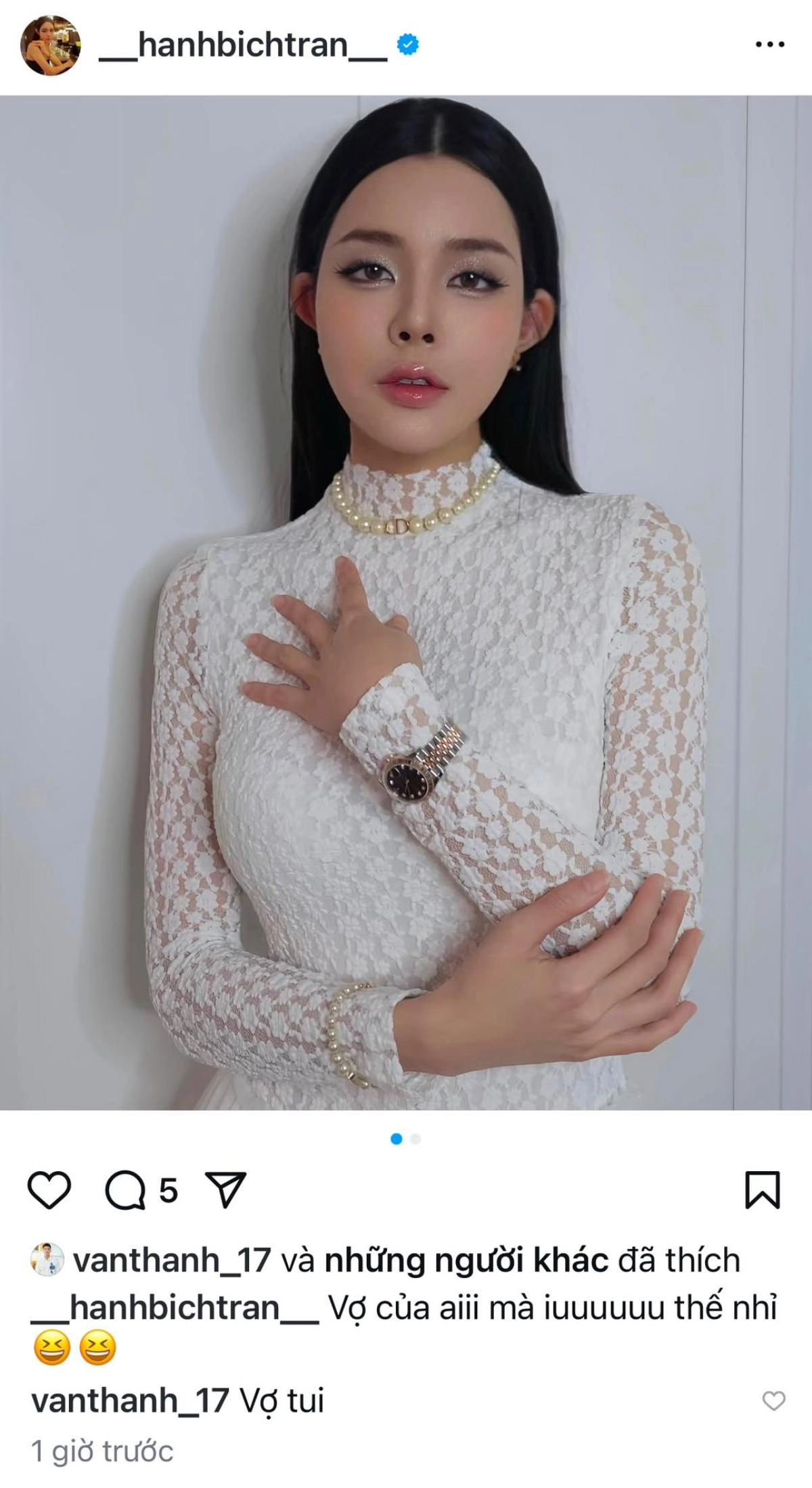 Thời gian gần đây, Văn Thanh và Bích Hạnh thường công khai tương tác qua lại trên trang cá nhân. Mới đây, khi đăng tải hình ảnh lên trang cá nhân, hot girl Bích Hạnh đính kèm dòng trạng thái: "Vợ của ai mà yêu thế nhỉ". Trước động thái này, Vũ Văn Thanh đã vội để lại bình luận đáp lời: "Vợ tôi".