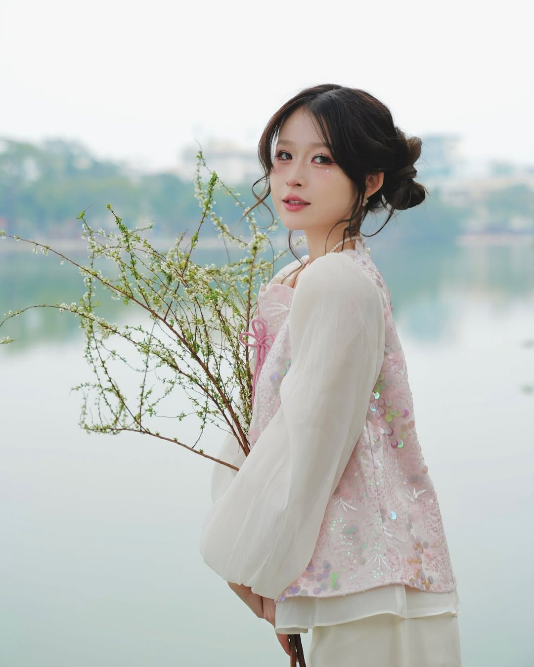 Mới đây, nàng Tiktoker Chao (tên thật Nguyễn Châu Anh) vừa đăng tải loạt ảnh bên hồ Gươm đầy thơ mộng.