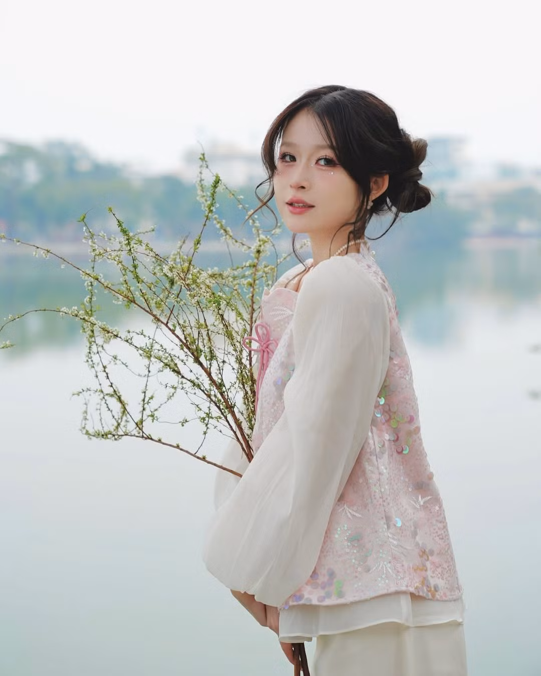 Mới đây, nàng Tiktoker Chao (tên thật Nguyễn Châu Anh) vừa đăng tải loạt ảnh bên hồ Gươm đầy thơ mộng.