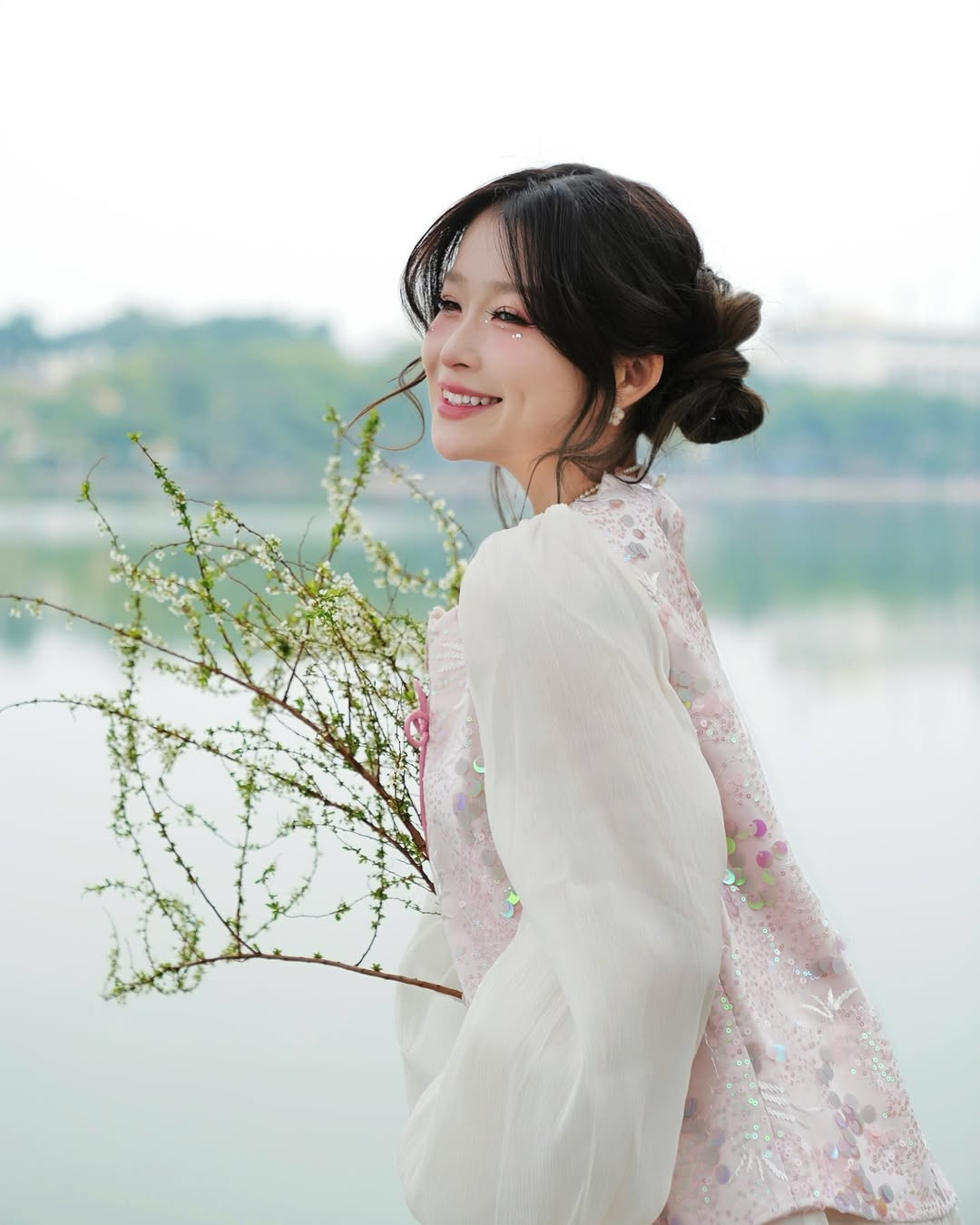 Chao được biết đến là rich kid chính hiệu. Cô nàng sở một kênh Tiktok hơn 2 triệu người theo dõi và thường xuyên chia sẻ về cuộc sống thường ngày.