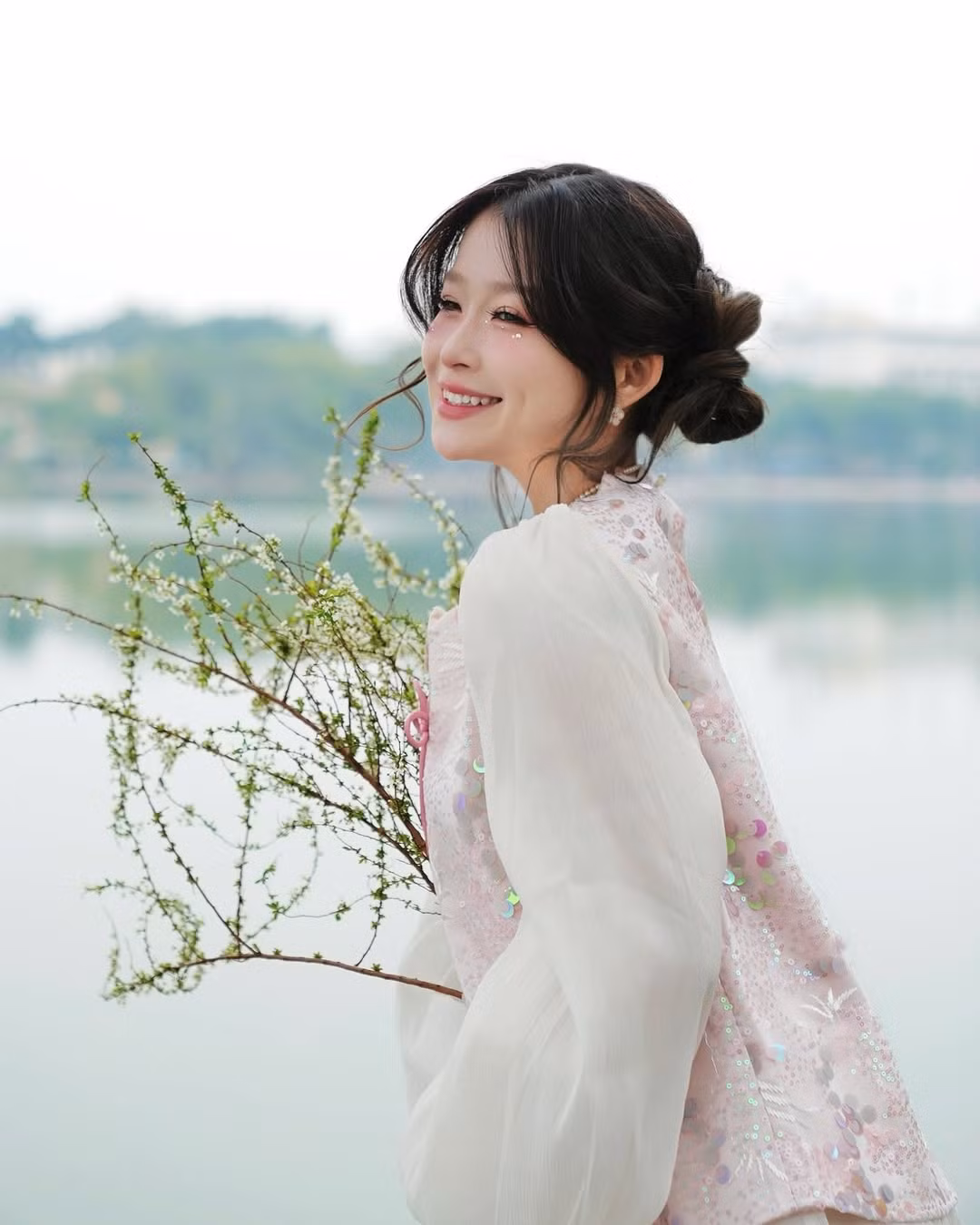 Chao được biết đến là rich kid chính hiệu. Cô nàng sở một kênh Tiktok hơn 2 triệu người theo dõi và thường xuyên chia sẻ về cuộc sống thường ngày.