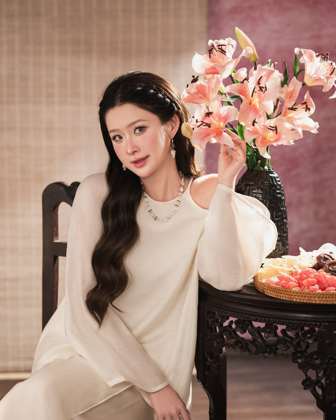 Trước đó ít ngày, cô nàng cũng đăng tải bộ ảnh đậm không khí Tết.