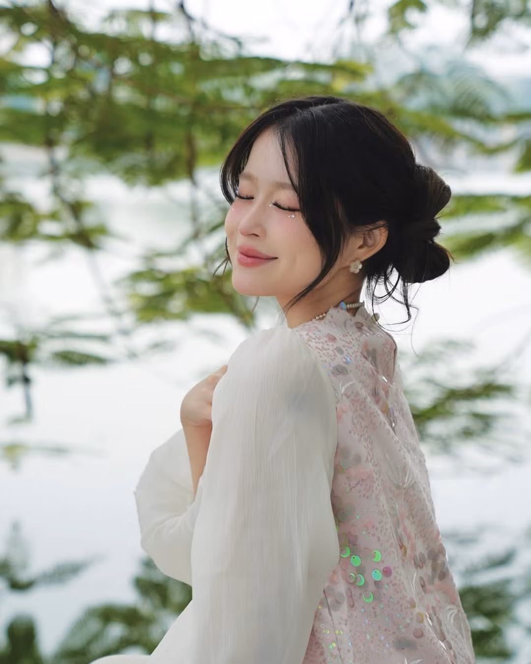 Dù rất ít tiết lộ về gia thế nhưng Chao được biết đến là ái nữ của một gia đình hào môn ở Hà Nội.