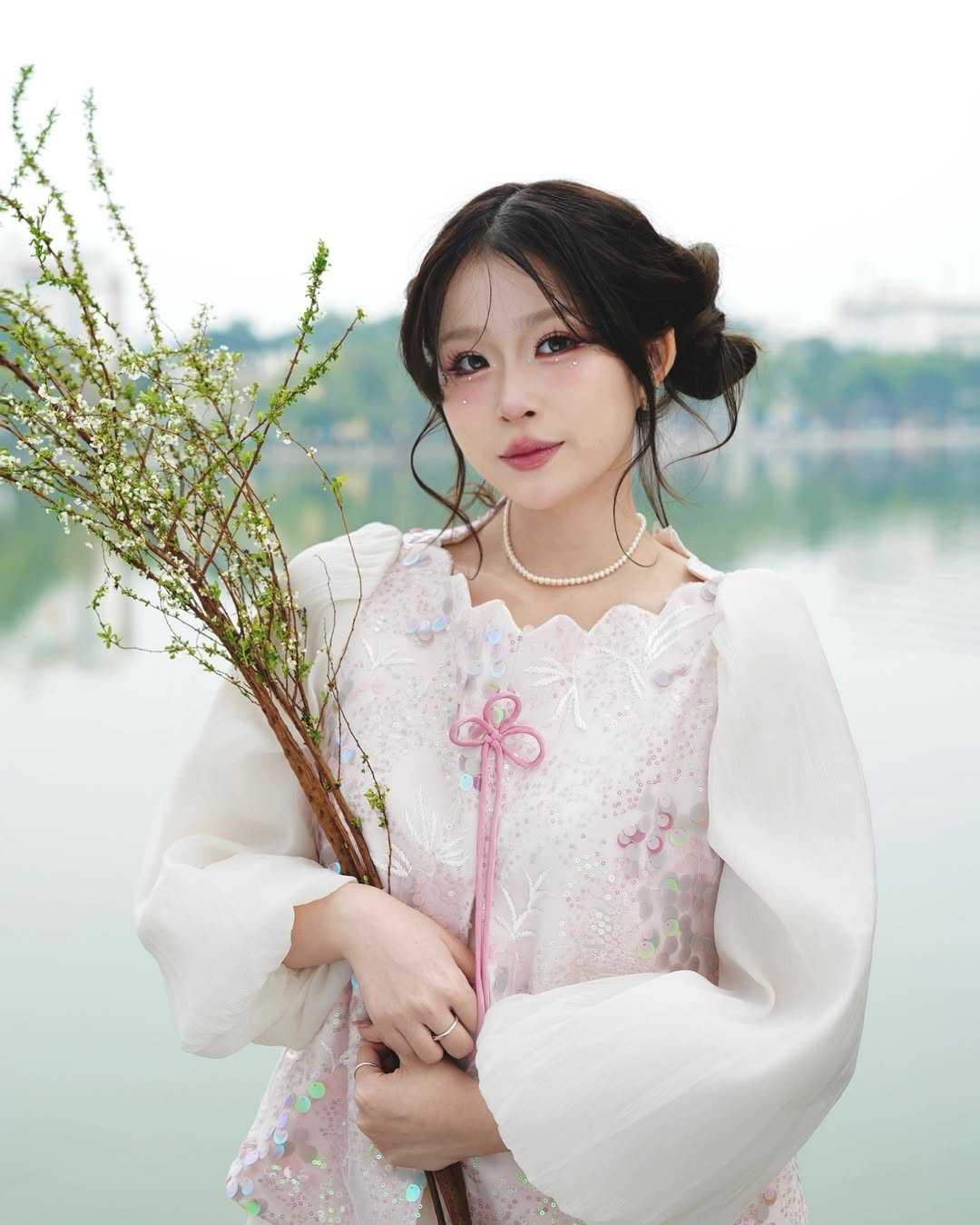 Cô bạn lựa chọn cho mình set đồ có tone hồng nhẹ nhàng, kết hợp với lối trang điểm ngọt ngào, nữ tính.