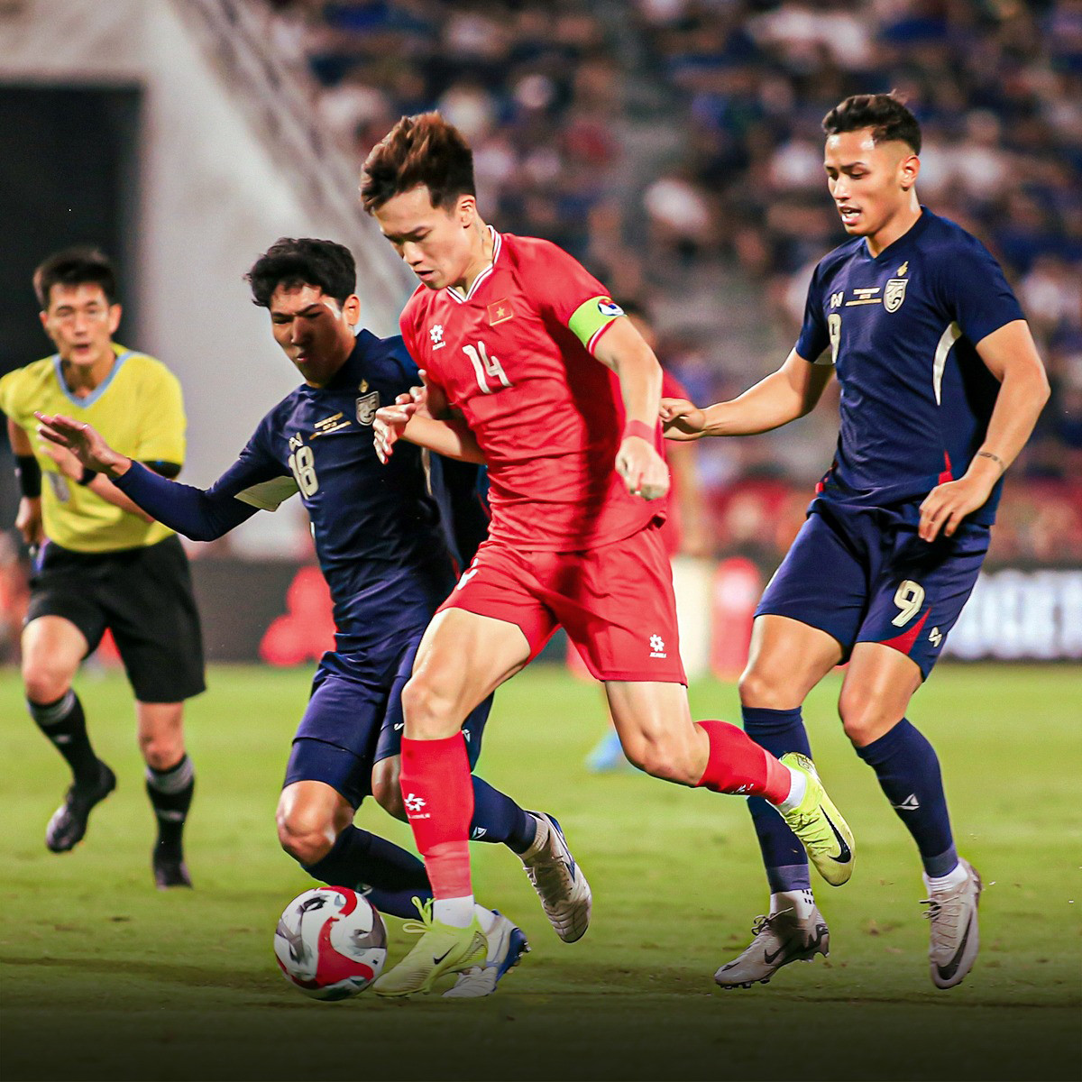 Trước đó, tiền vệ Hoàng Đức từng xây một căn nhà khang trang cho bố mẹ tại quê nhà Hải Dương và mua xe cho gia đình để thuận tiện hơn trong việc di chuyển. (Ảnh: FB Hoàng Đức)