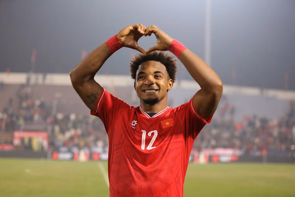 Sau khi được sơ cứu tại sân, Xuân Son nhanh chóng được chuyển đến Bệnh viện Bangkok để kiểm tra. (Ảnh: FBNV)