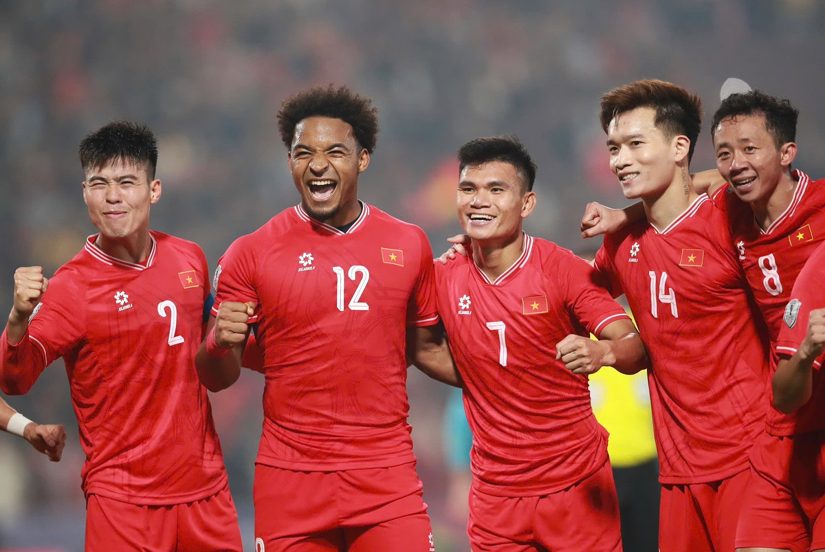 Dù không thi đấu trọn vẹn AFF Cup 2024, tuy nhiên từ khi ra sân, Xuân Son đã để lại dấu ấn không nhỏ trong lòng người hâm mộ Việt Nam. Anh chàng cũng gây thiện cảm với fan Việt bởi luôn thể hiện tình yêu với mảnh đất hình chữ S. (Ảnh: FBNV)