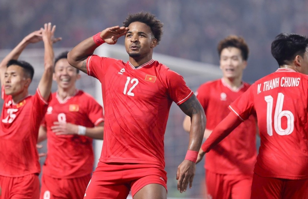 Tối 5/1, trong trận chung kết lượt về ASEAN Cup 2024, khi Xuân Son đang phản công ở biên phải thì đột nhiên ngã xuống mặt sân. Cú ngã mạnh khiến chân phải anh bị gập, tạo ra chấn thương nghiêm trọng (Ảnh: FBNV)