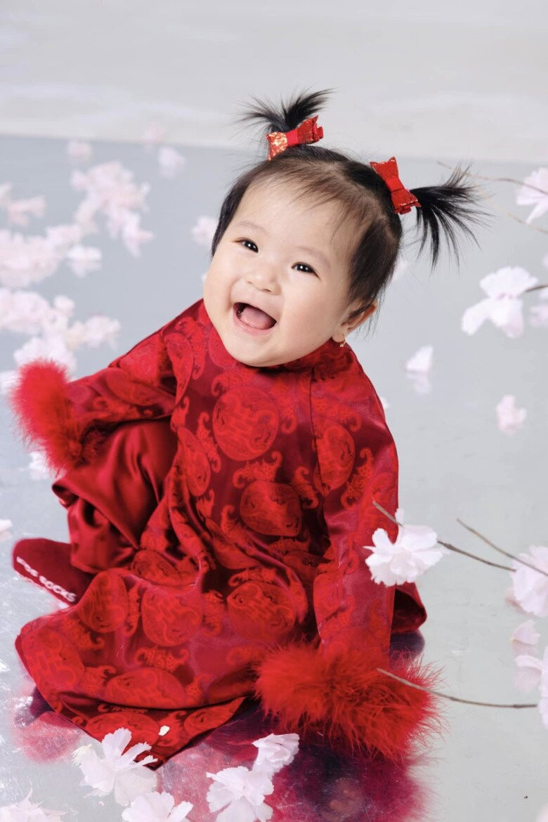 Kỳ Kỳ có gương mặt bầu bĩnh, đôi mắt to tròn long lanh và làn da trắng sáng.