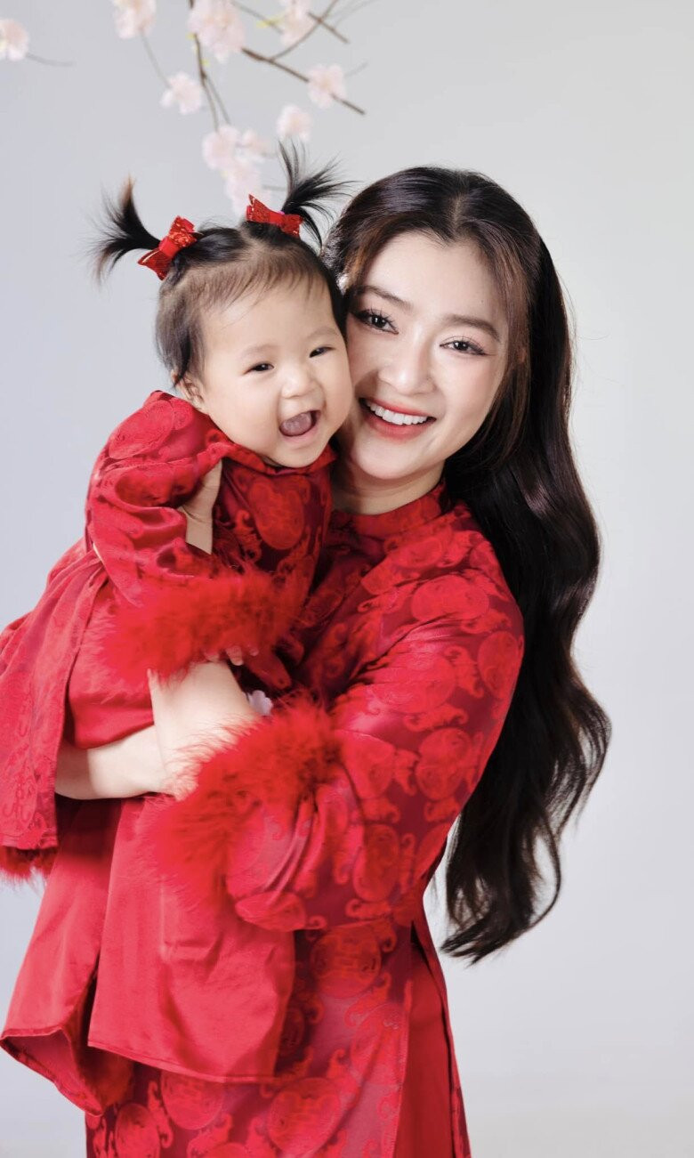 Bé Kỳ Kỳ nhà Thanh Trúc tỏ ra không hề sợ hãi ống kính mà vô cùng hợp tác với mẹ để tạo dáng.