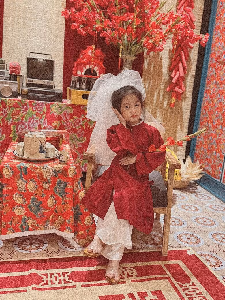 Bing Bing tên thật là Thiên Di, sinh năm 2020, là con gái thứ 3 của Đoàn Di Băng và doanh nhân Quốc Vũ.