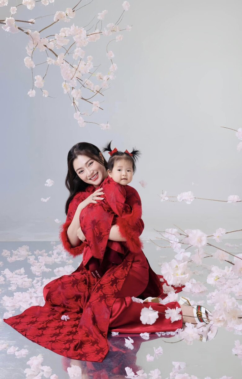 Diễn viên Thanh Trúc cùng con gái diện áo dài đỏ đồng điệu, chụp bộ ảnh nhân dịp Tết Nguyên đán.