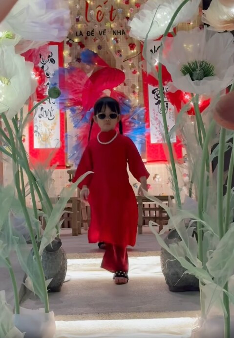 Suchin - ái nữ nhà Cường Đô La cũng được bố mẹ cho lên đồ với chiếc áo dài đỏ thắm, quay clip khi đi catwalk như người mẫu. Nhóc tì 4 tuổi được khen có thần thái sang chảnh, bước đi tự tin.