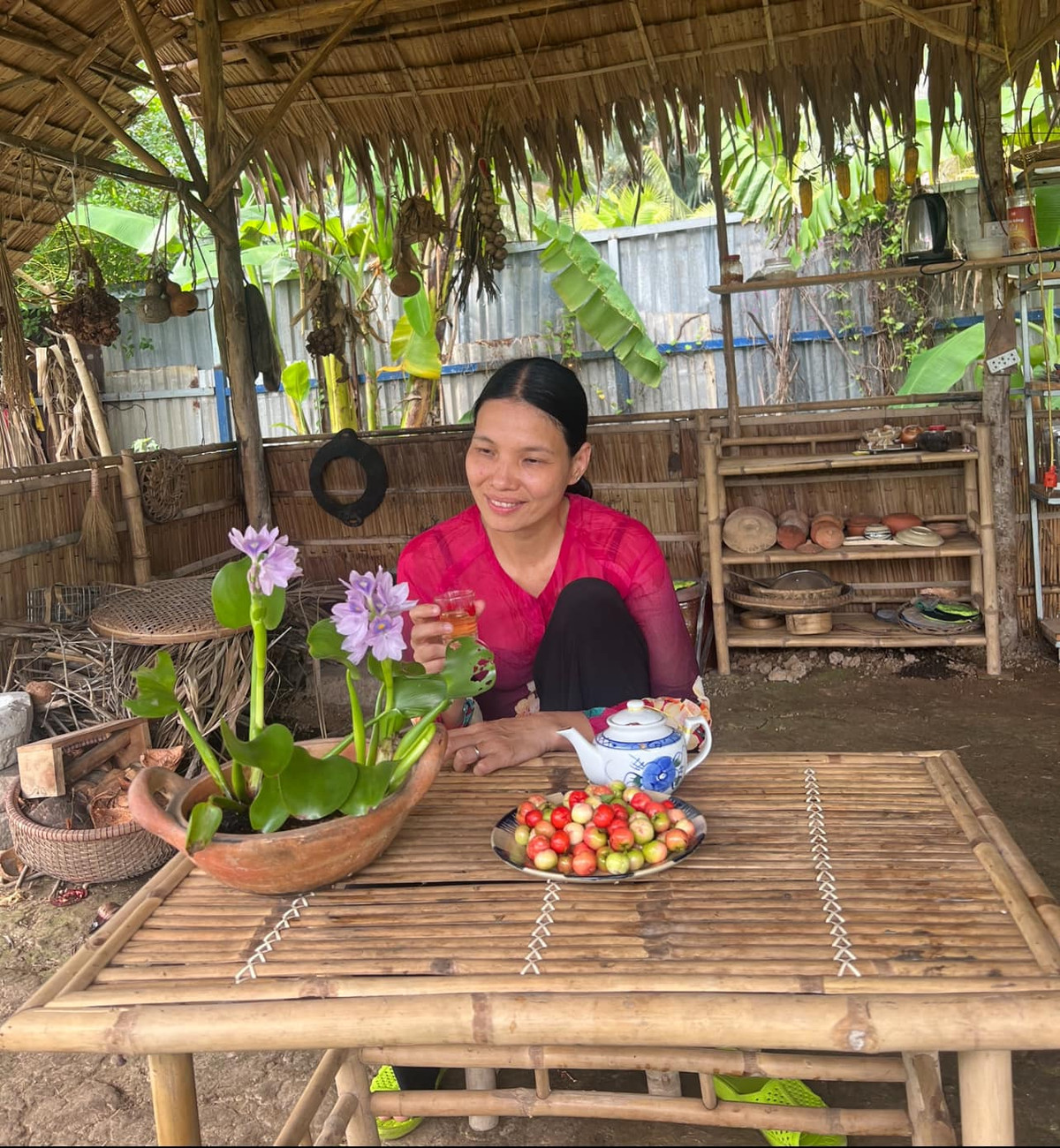 Sự đối lập giữa hình ảnh người phụ nữ áo bà ba giản dị và cô gái cá tính trên chiếc mô tô đã khiến cộng đồng mạng không khỏi trầm trồ.