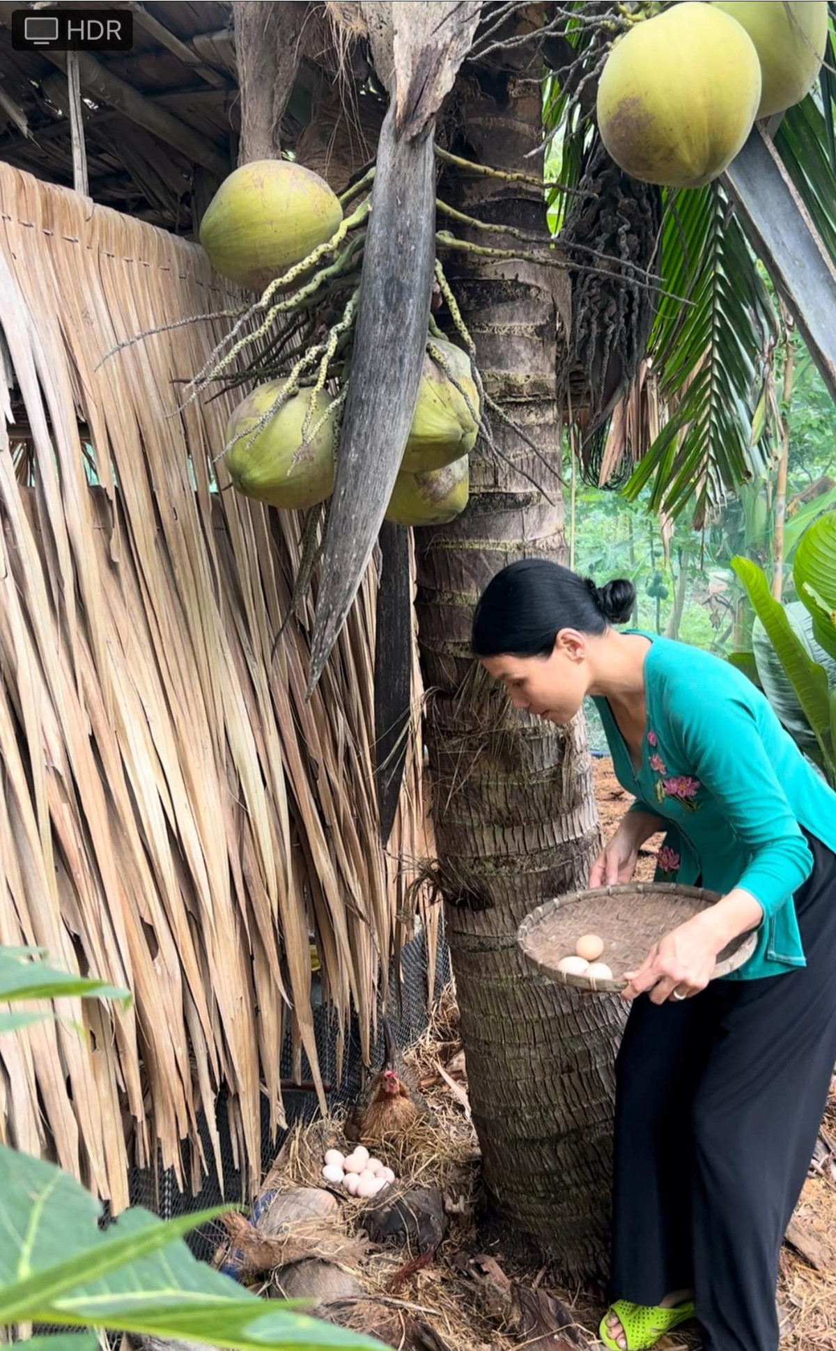 Thế nhưng đến khi biến hình, chị trông vô cùng sành điệu, không hề kém cạnh một "girl phố" nào.