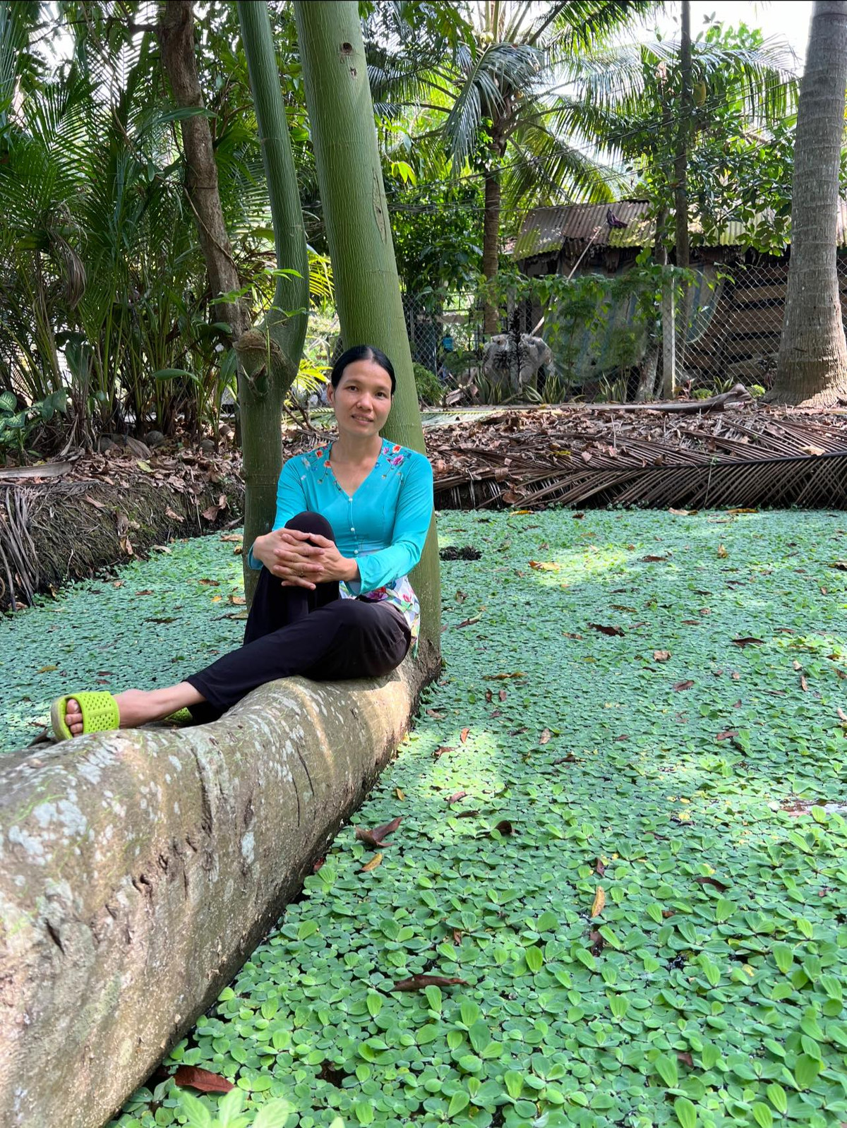 Trong một video gây sốt, chị Lan xuất hiện giản dị với áo bà ba tím, tay cầm mũ bảo hiểm, như bao người phụ nữ khác chuẩn bị đi chợ. Thế nhưng, chỉ trong chớp mắt, chị đã "lột xác" hoàn toàn với bộ đồ ôm sát, khoe trọn vóc dáng thon gọn và thần thái cuốn hút khi lái mô tô.