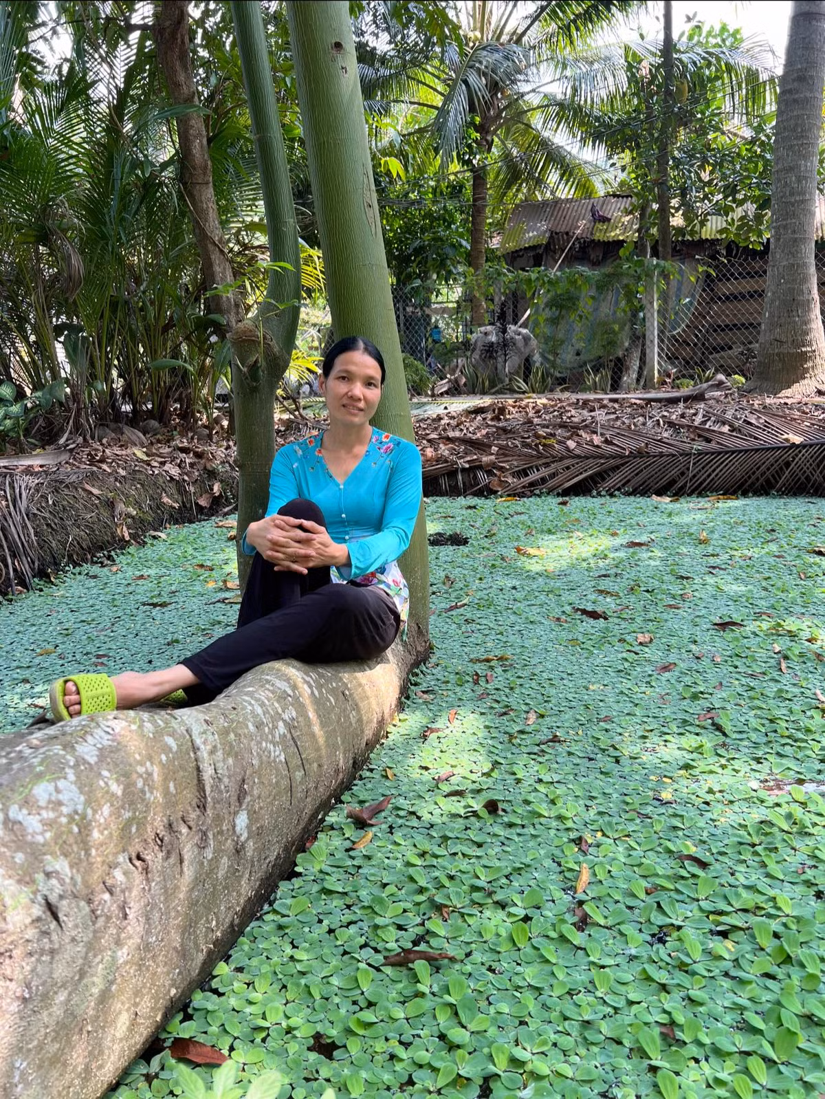 Trong một video gây sốt, chị Lan xuất hiện giản dị với áo bà ba tím, tay cầm mũ bảo hiểm, như bao người phụ nữ khác chuẩn bị đi chợ. Thế nhưng, chỉ trong chớp mắt, chị đã "lột xác" hoàn toàn với bộ đồ ôm sát, khoe trọn vóc dáng thon gọn và thần thái cuốn hút khi lái mô tô.