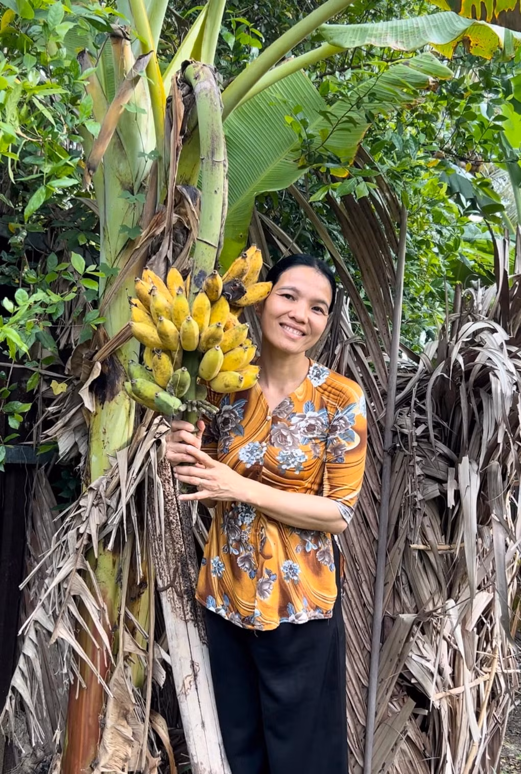 Trong những hình ảnh đời thường được đăng tải lên trang cá nhân, chị Thúy Lan vô cùng giản dị, đúng chất "người miền Tây" với chiếc áo bà ba quen thuộc, thường xuyên xuất hiện ở những khung cảnh bình dị như bụi chuối, gốc dừa.