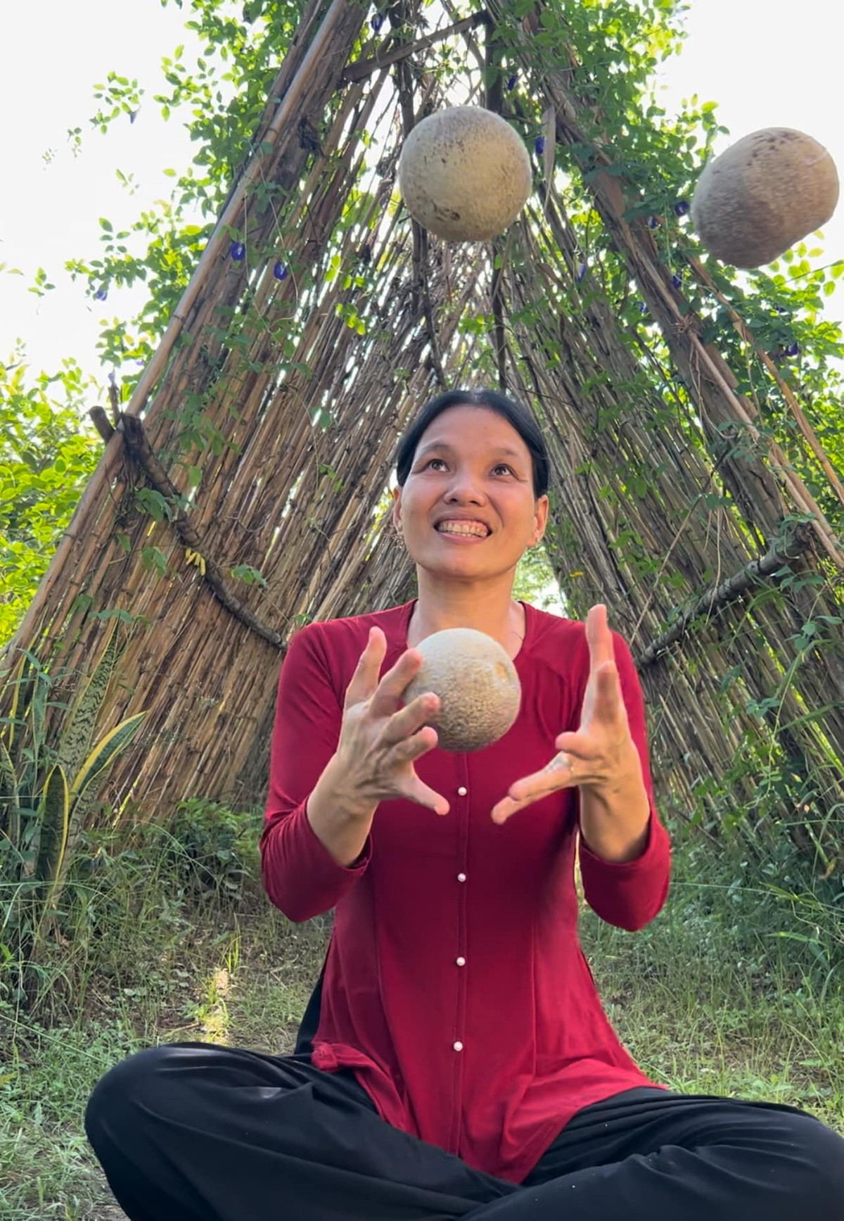 Không chỉ nổi tiếng với những màn "lột xác" ấn tượng, chị Lan còn chinh phục khán giả bằng những video đời thường, gần gũi và hài hước.