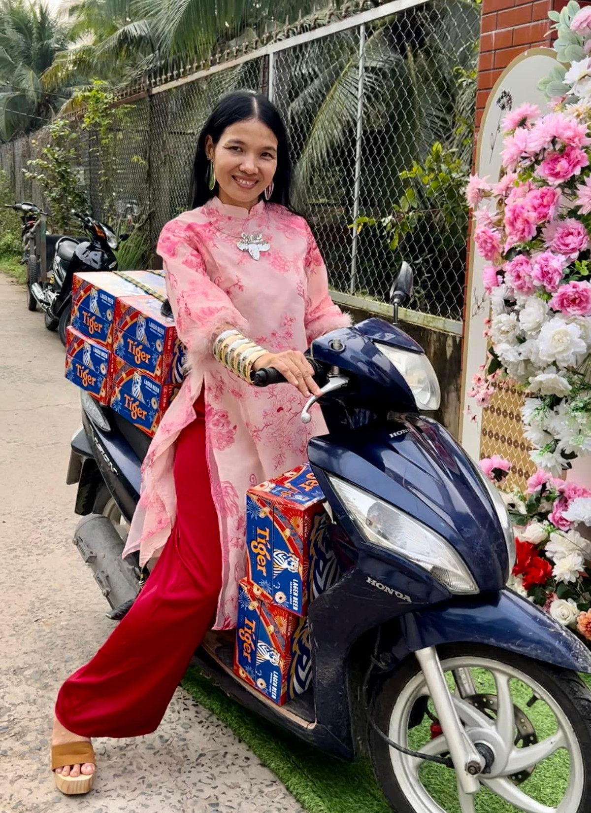 Để thực hiện những video này, chị Lan có sự hỗ trợ lẫn động viên nhiệt tình từ con gái Ngô Phương Anh (18 tuổi).