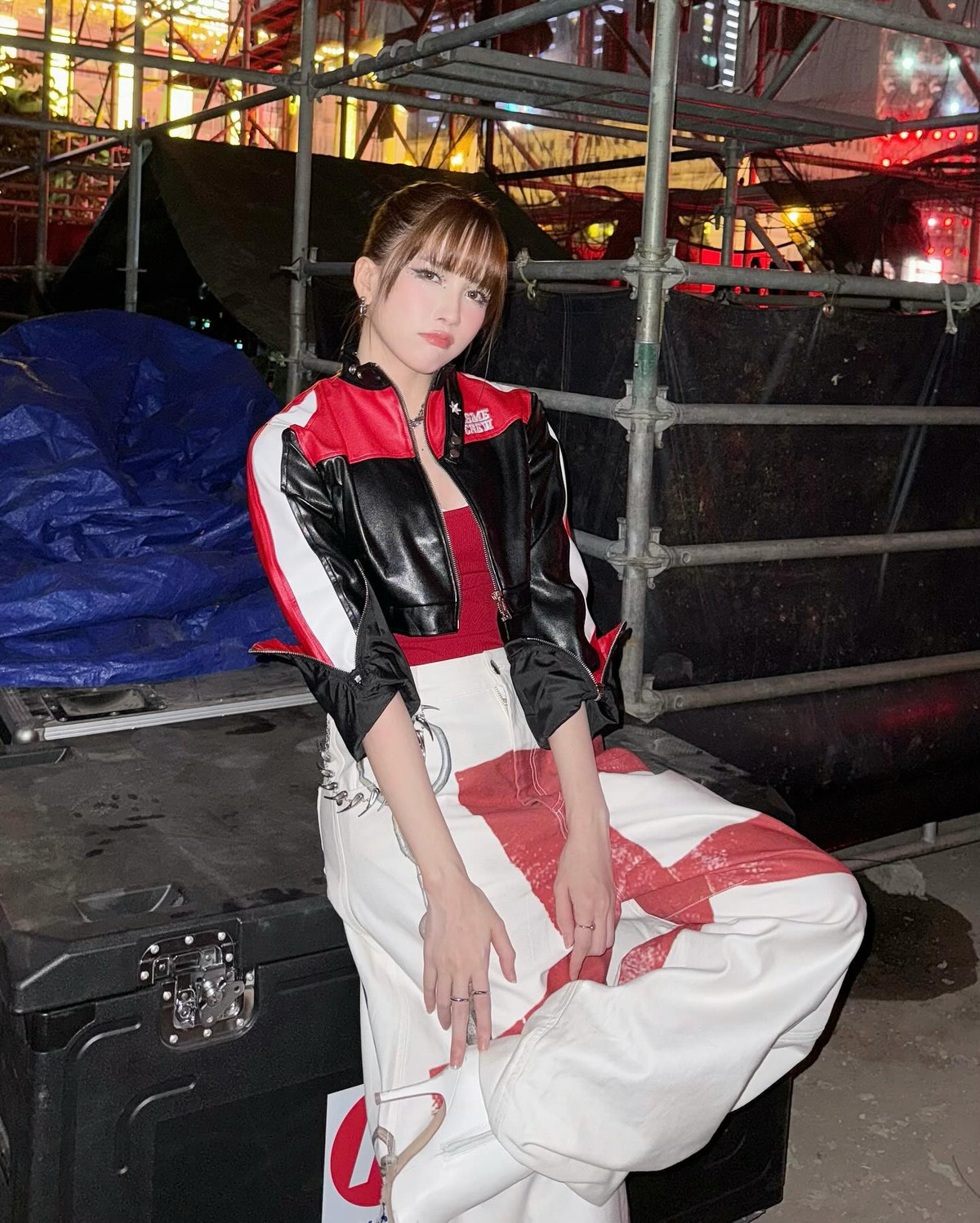 Cô nàng thường xuyên đăng ảnh đi sự kiện, đi diễn ở nhiều nơi. (Ảnh: FB Thiều Bảo Trâm)