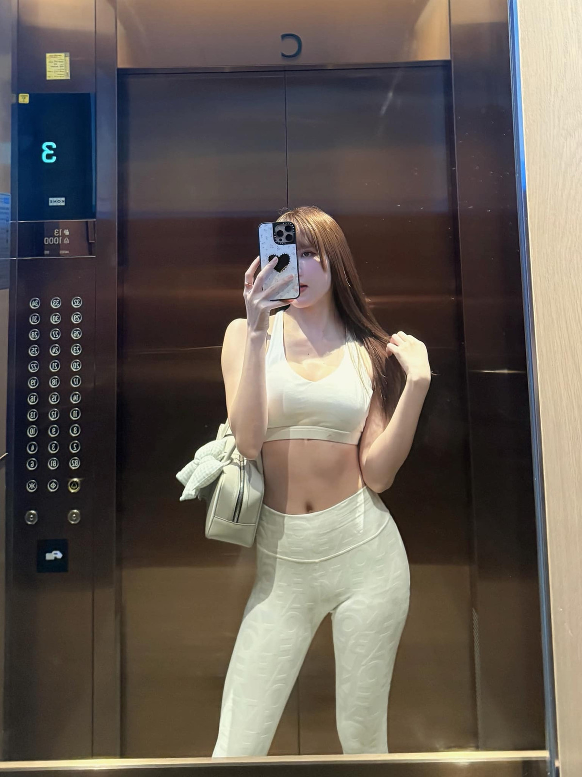 Trong thông báo chia tay, Thiều Bảo Trâm cũng tâm sự "một mình đã quen rồi" và nói với người hâm mộ "mình không buồn để ảnh hưởng công việc đâu". Và quả thực như vậy, từ sau thông báo đó, Thiều Bảo Trâm tập trung cho sự nghiệp, không còn đề cập đến chuyện tình cảm trên trang cá nhân. (Ảnh: FB Thiều Bảo Trâm)