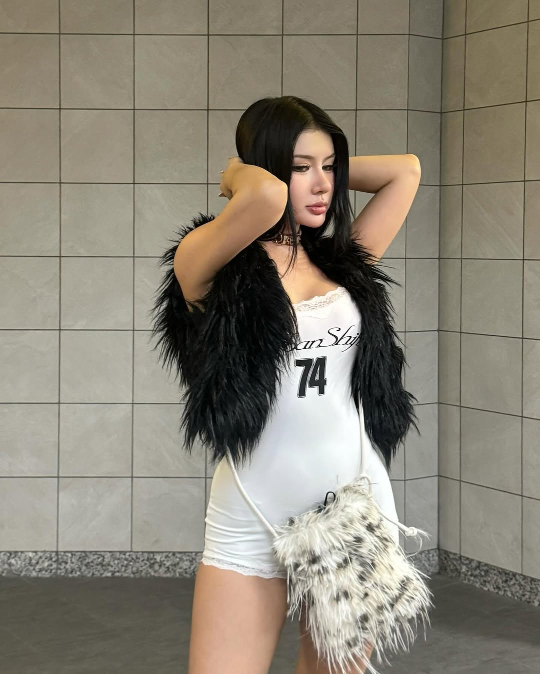 Từng vướng vào nhiều tranh cãi về việc nhan sắc trên mạng và nhan sắc ngoài đời, Xuân Ca từng công khai phẫu thuật thẩm mỹ, trùng tu nhan sắc.