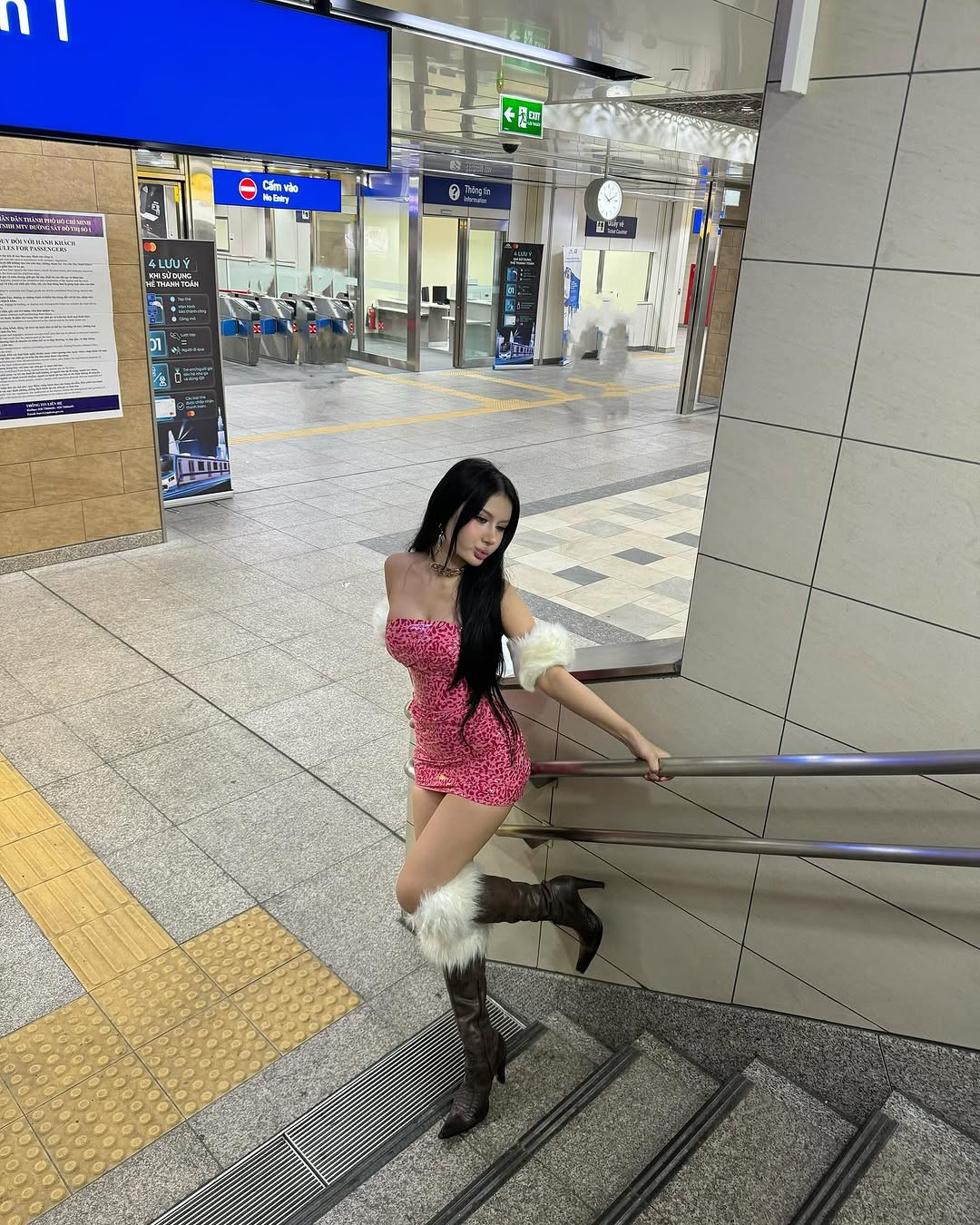 Diện trang phục có phần hơi ngắn, cô nàng lựa chọn những khu vực vắng người để có thể thoải mái check-in.