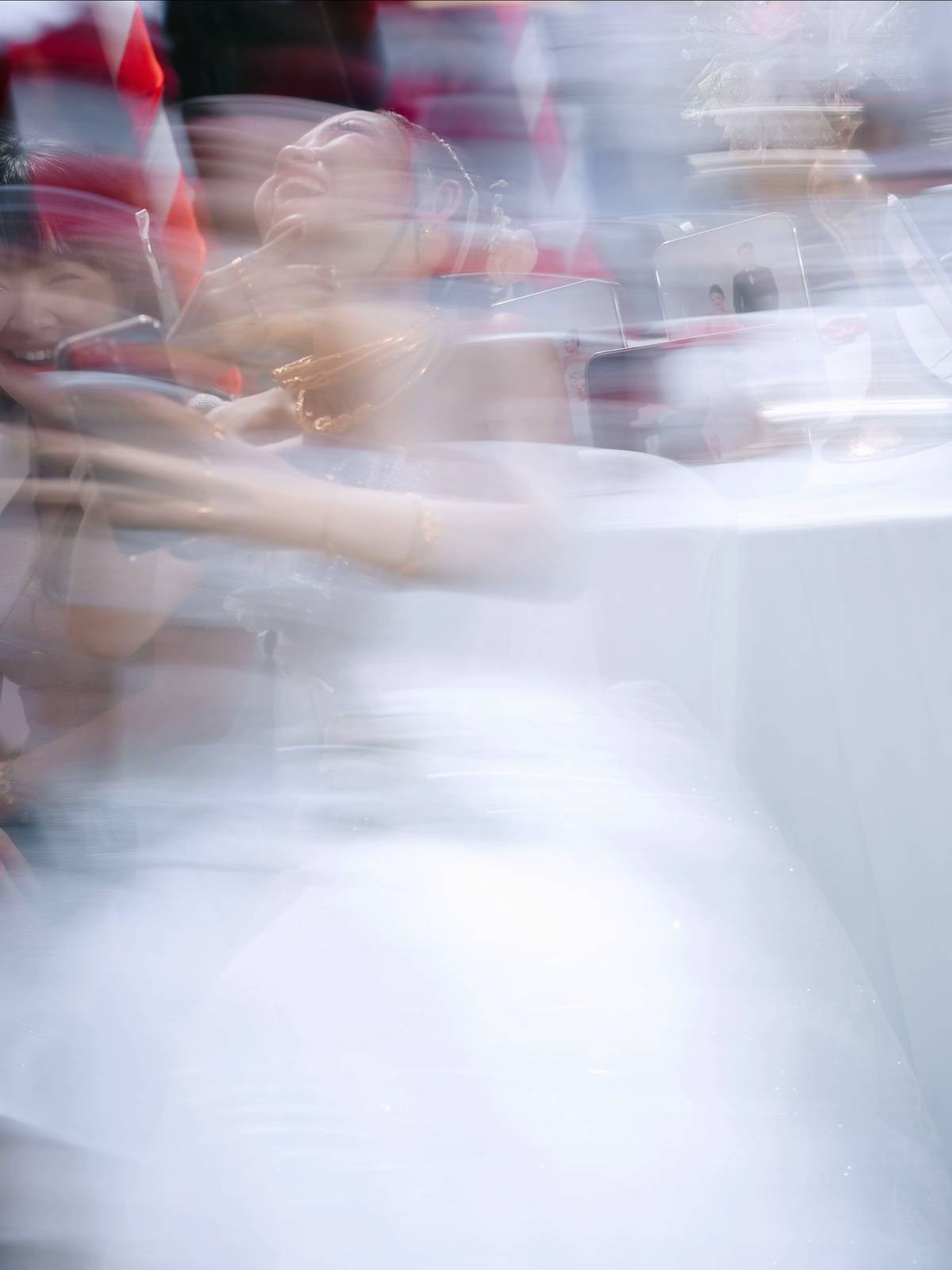 Cùng với loạt ảnh cưới đặc biệt này, cô dâu viết: "Lỡ mồm bảo anh photo là anh vào ăn uống xíu đi rồi ra chụp tiếp". Có vẻ như anh chàng nhiếp ảnh gia này đã có cuộc ăn uống no say nên chất ảnh chụp ra cũng "lâng lâng" như thế này.