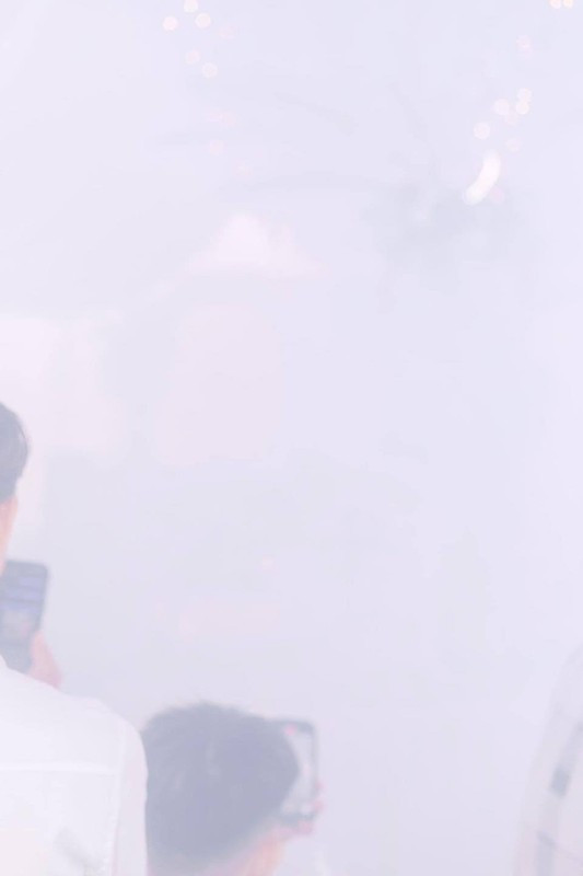 Những người có mặt trong tiệc cưới hoàn toàn tàng hình.