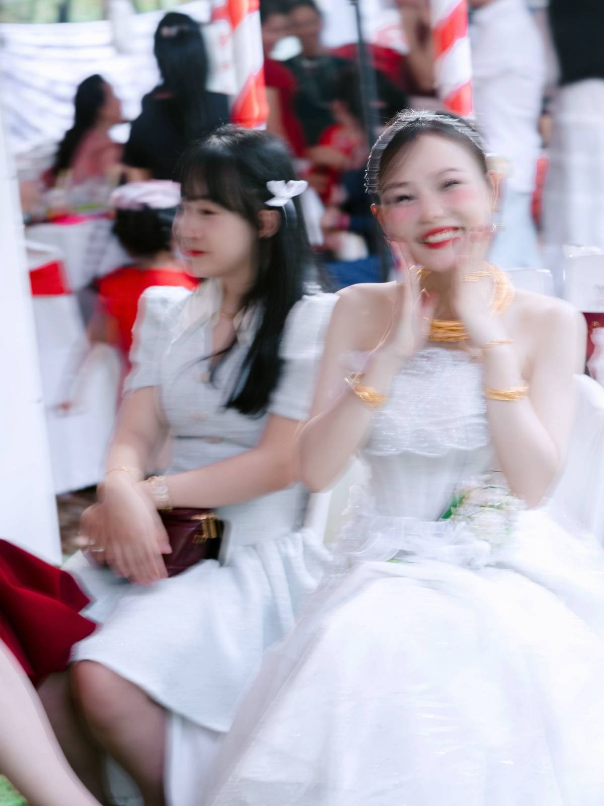 Gương mặt cô dâu mờ nhòe hẳn.