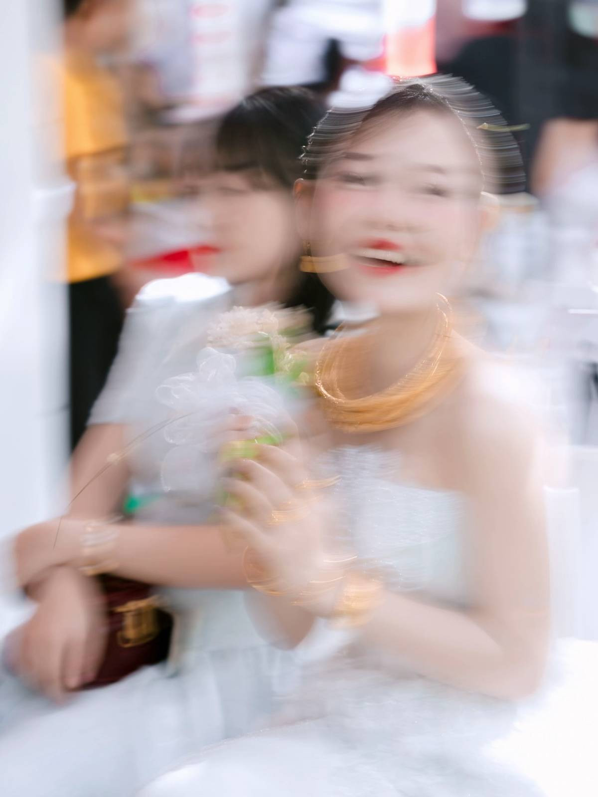 Tuy nhiên cũng có người cho rằng việc thợ ảnh làm ăn như này là khá tắc trách, ngày cưới là ngày trọng đại của mỗi cặp đôi, ai cũng muốn lưu lại những khoảnh khắc ấn tượng, đẹp nhất. Tuy nhiên chụp ảnh như này sau này muốn xem lại kỉ niệm cũng khó.